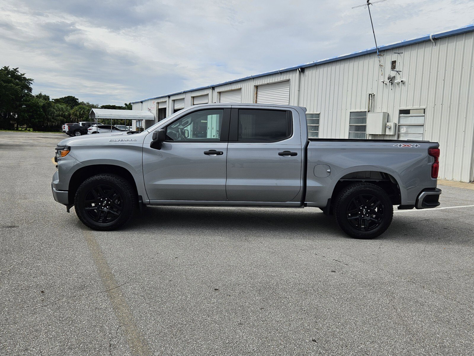 2025 Chevrolet Silverado 1500 Custom photo 2