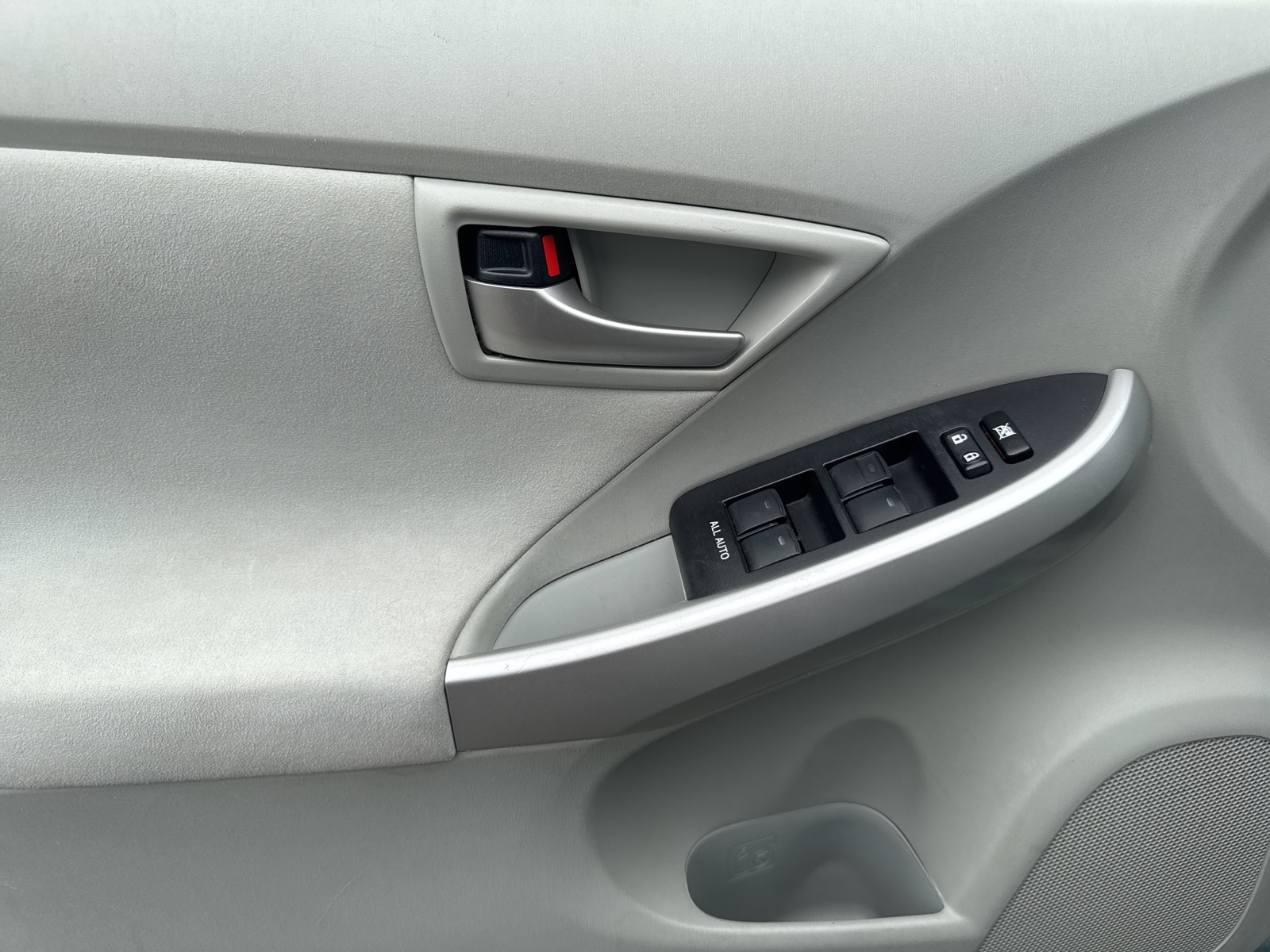 2013 Toyota Prius Two photo 21
