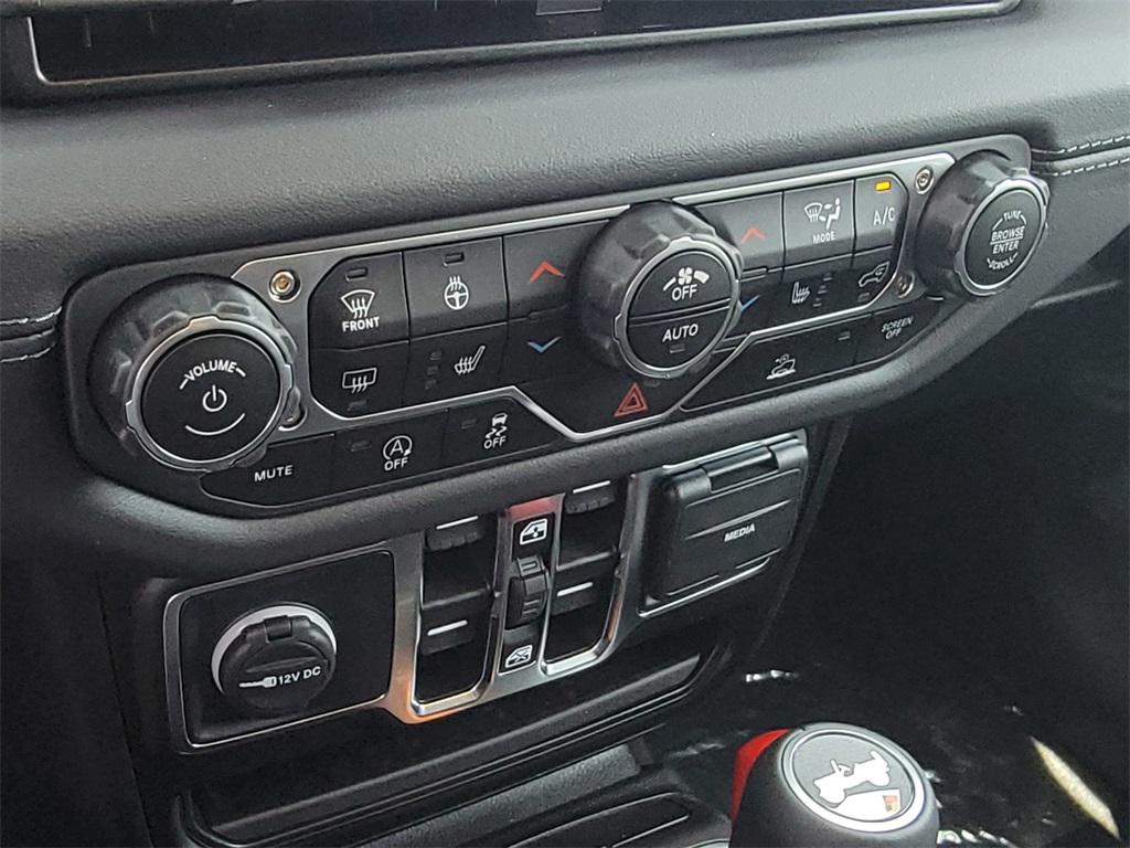 2025 Jeep Wrangler Sahara photo 18