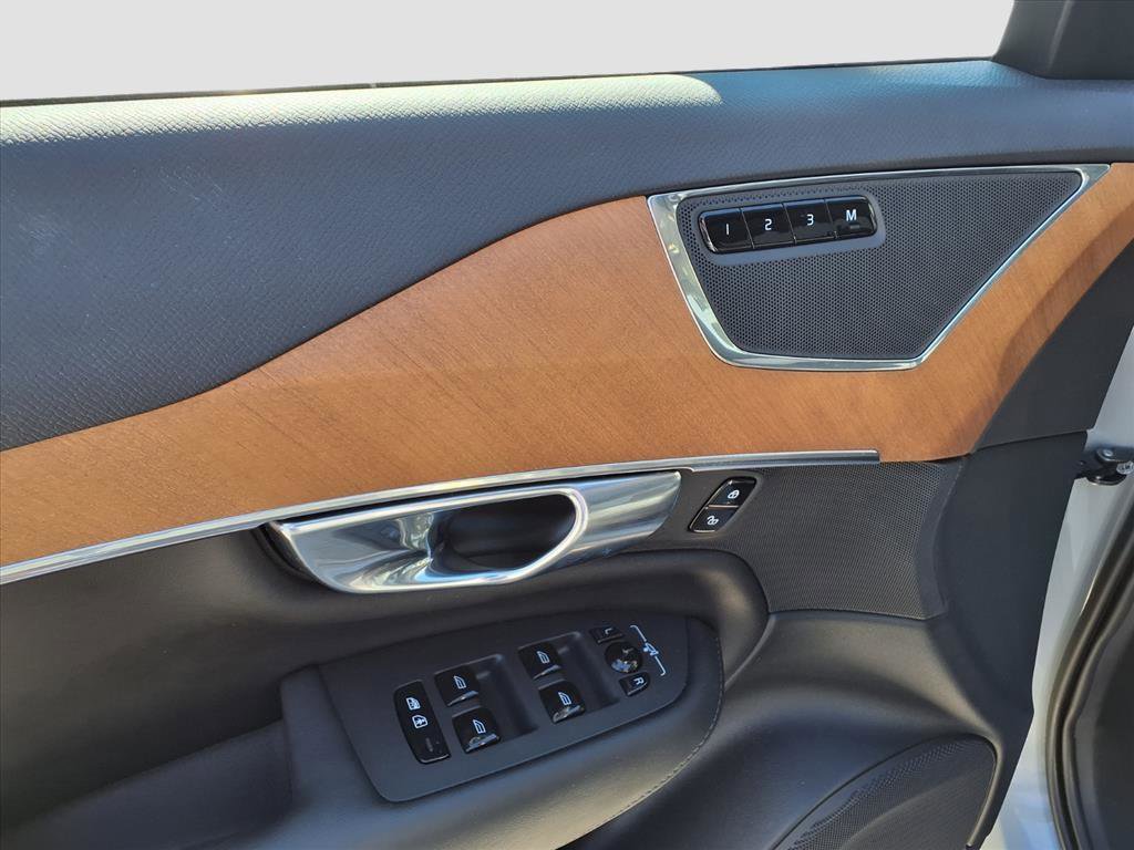 2025 Volvo XC90 B5 Plus photo 15