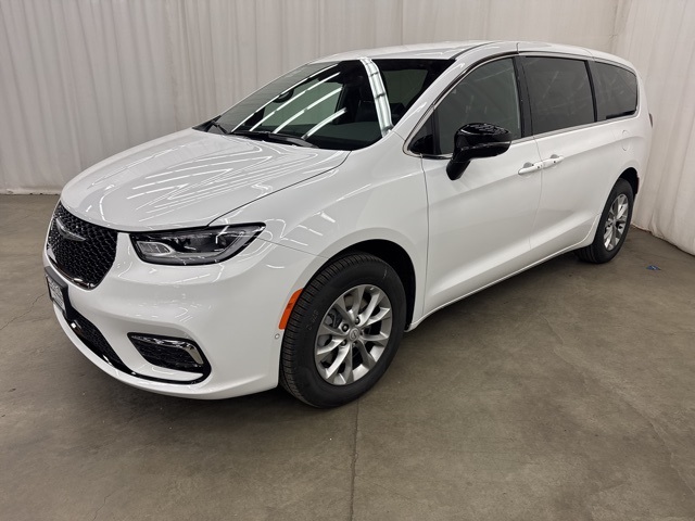 2026 Chrysler Pacifica photo 3