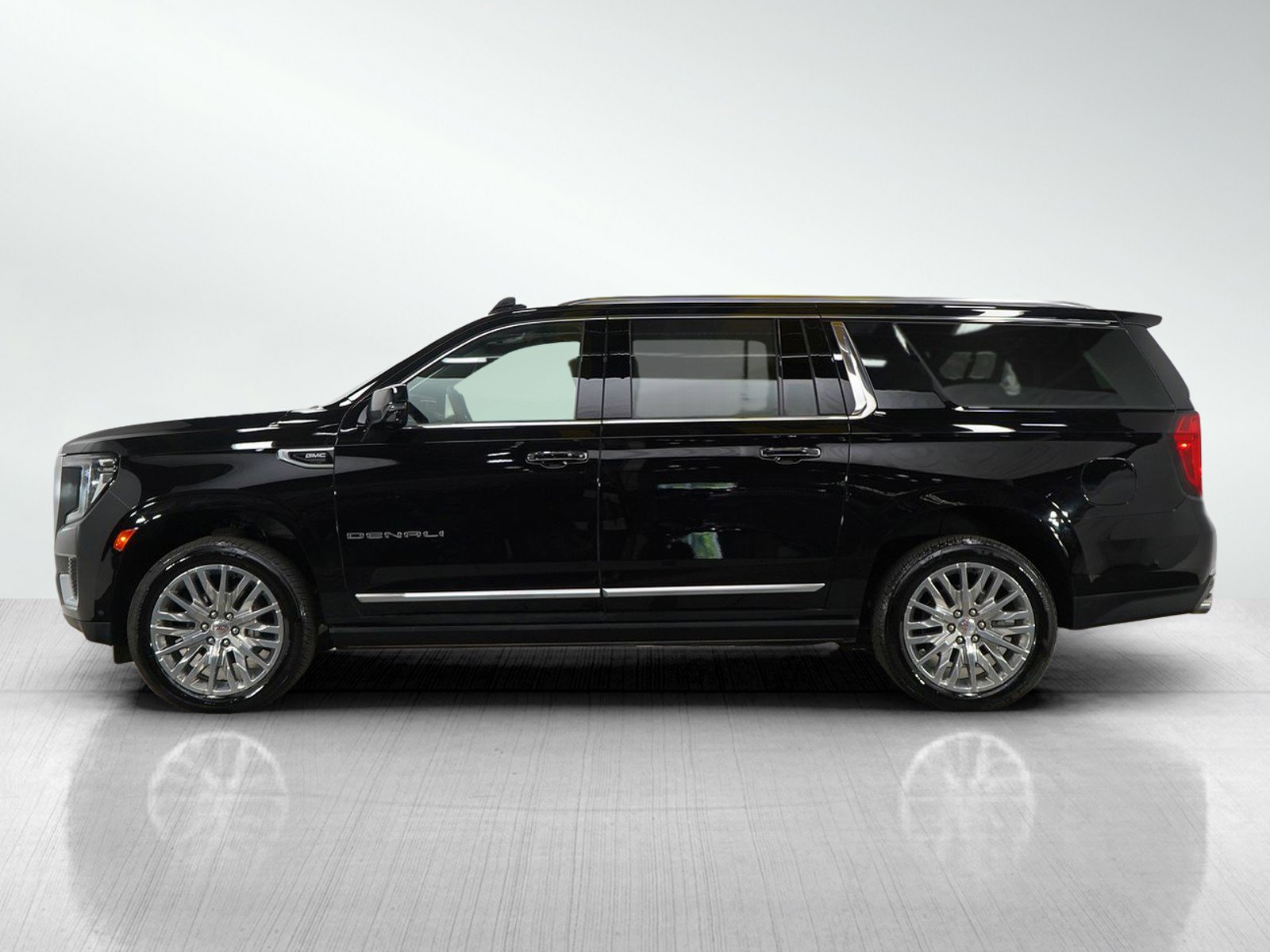 Used 2024 GMC Yukon XL Denali with VIN 1GKS2JKL3RR297083 for sale in Roseville, Minnesota
