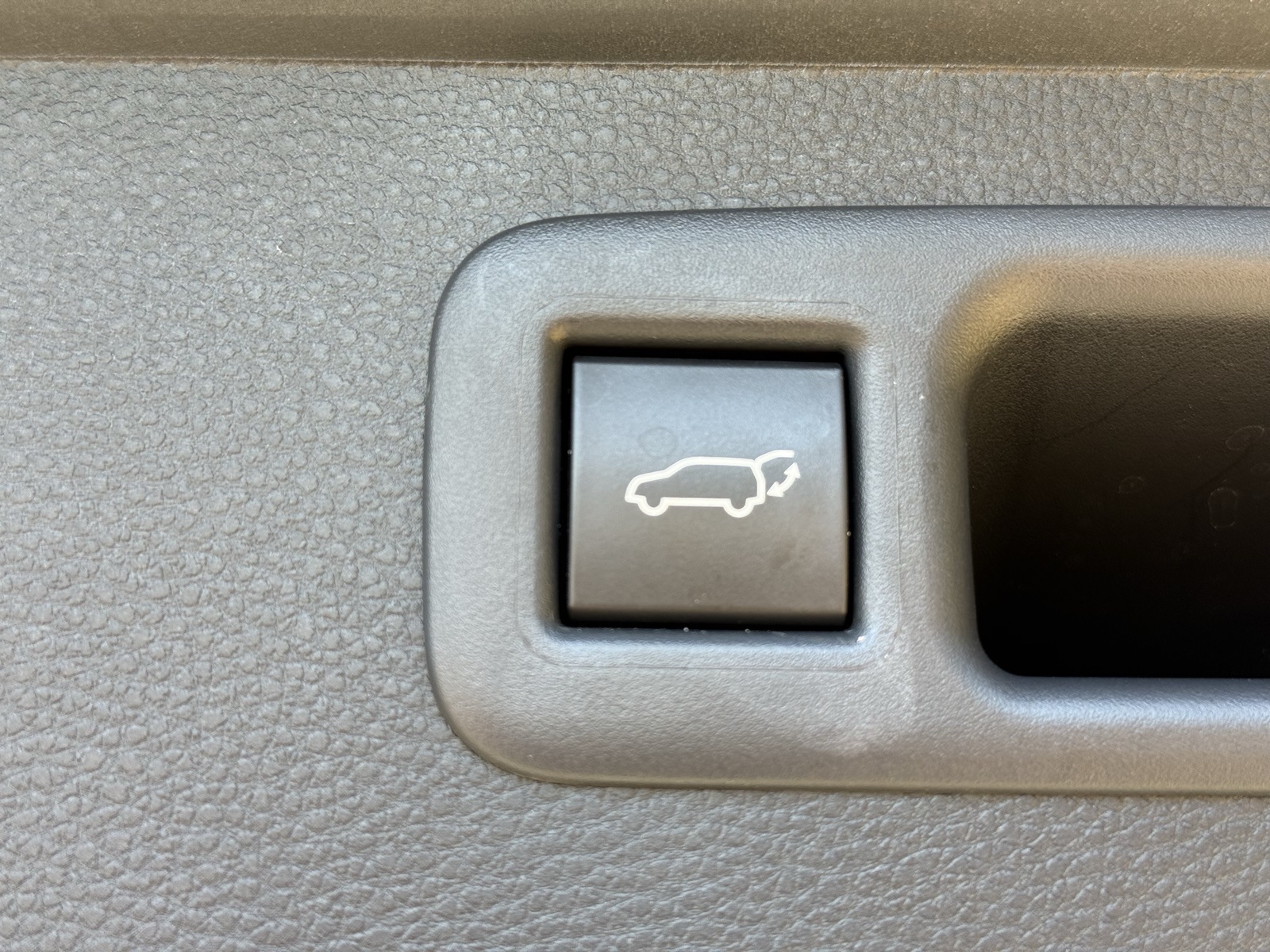 2024 Toyota Highlander LE photo 21