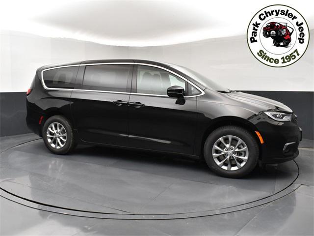 2026 Chrysler Pacifica Select's photo