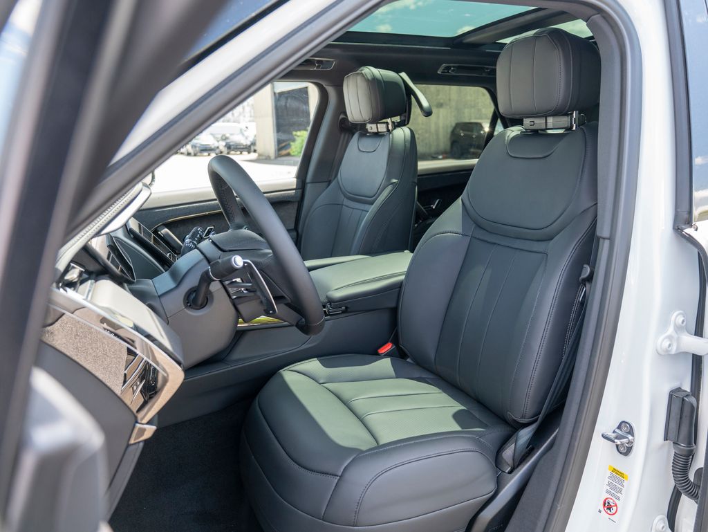 2025 Land Rover Range Rover Sport SE photo 16