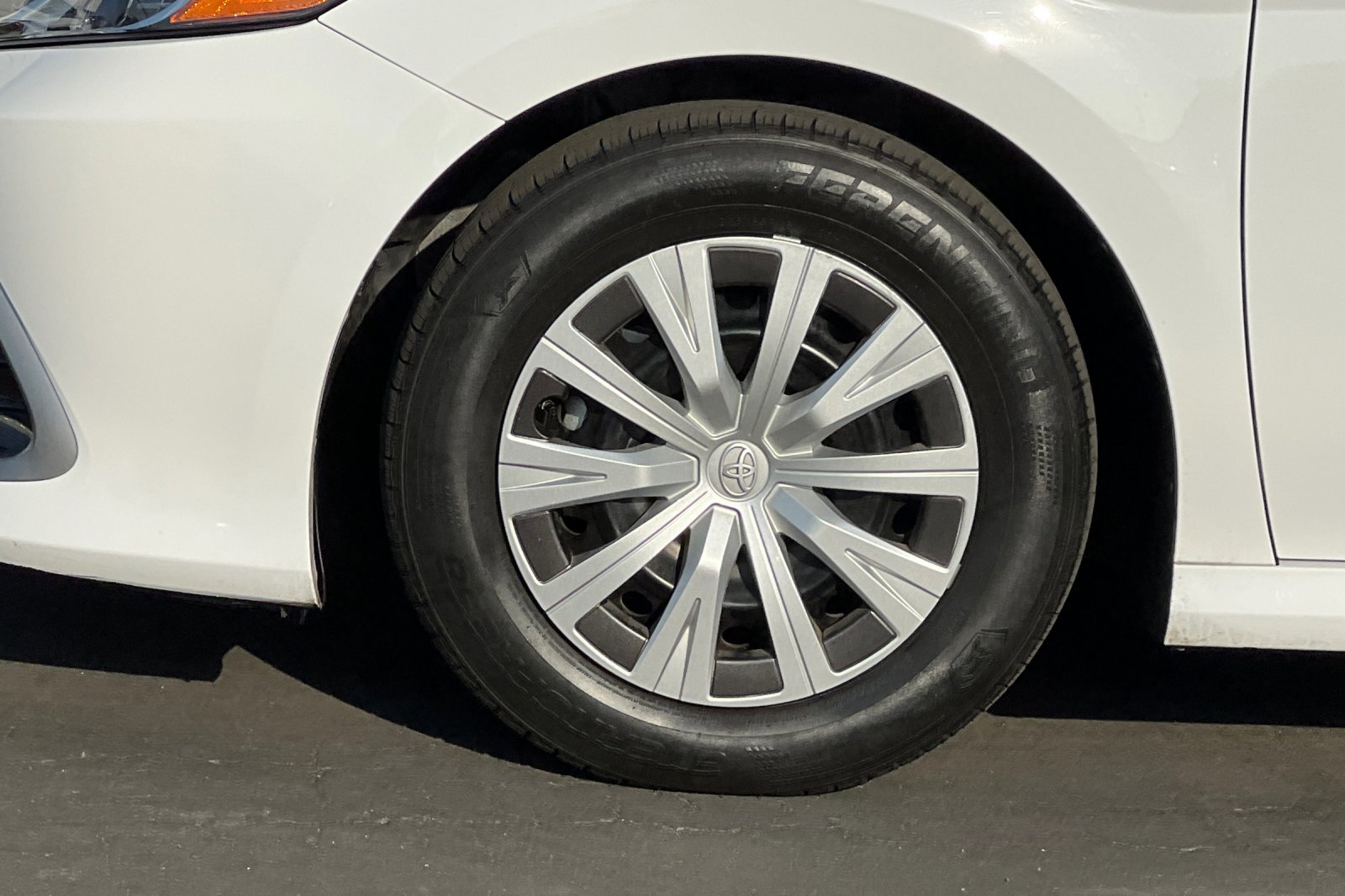 2022 Toyota Camry Hybrid LE photo 23