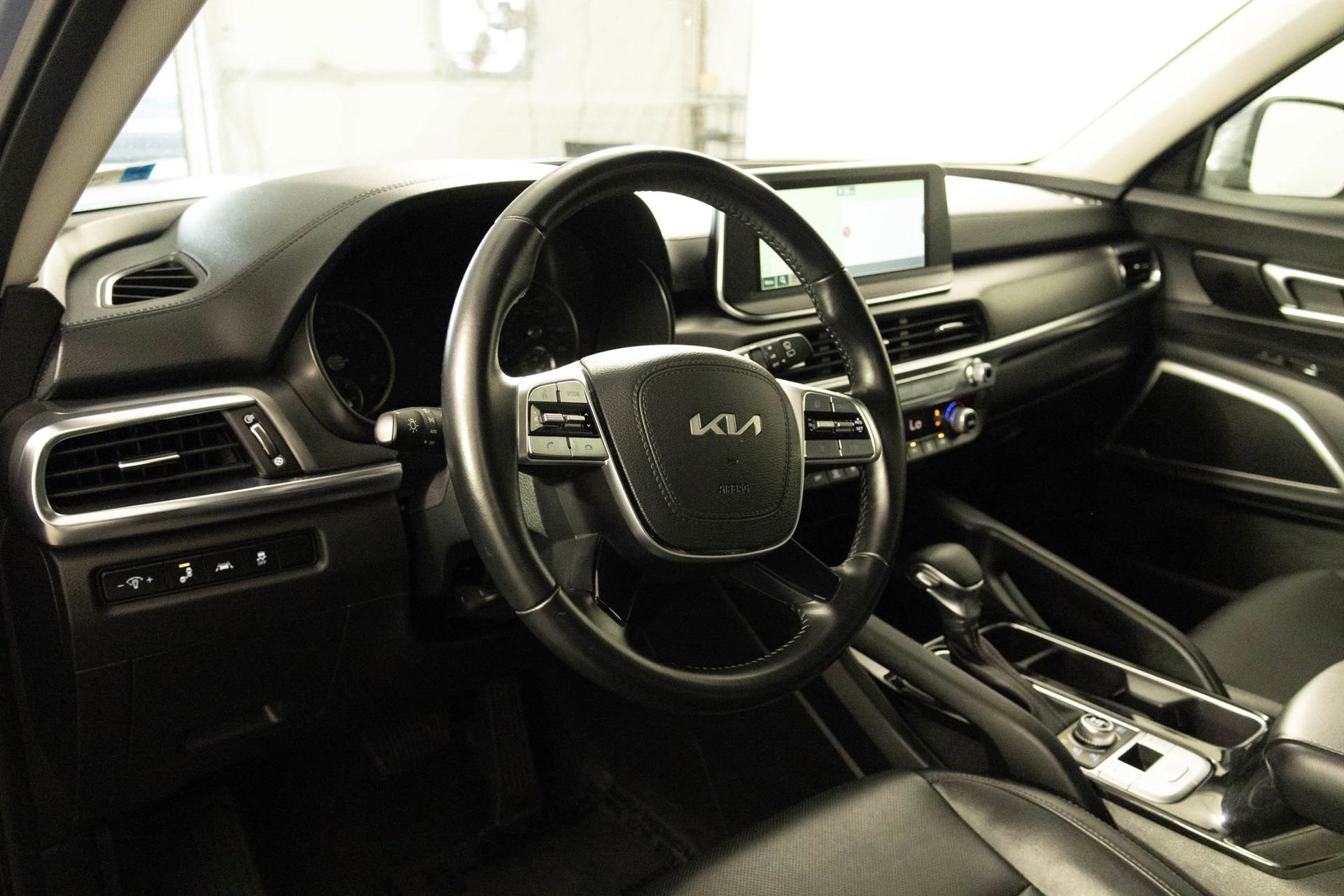 2022 Kia Telluride LX photo 3