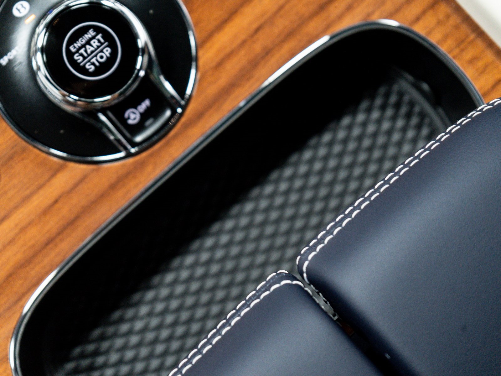2025 Bentley Bentayga EWB Azure V8 photo 28