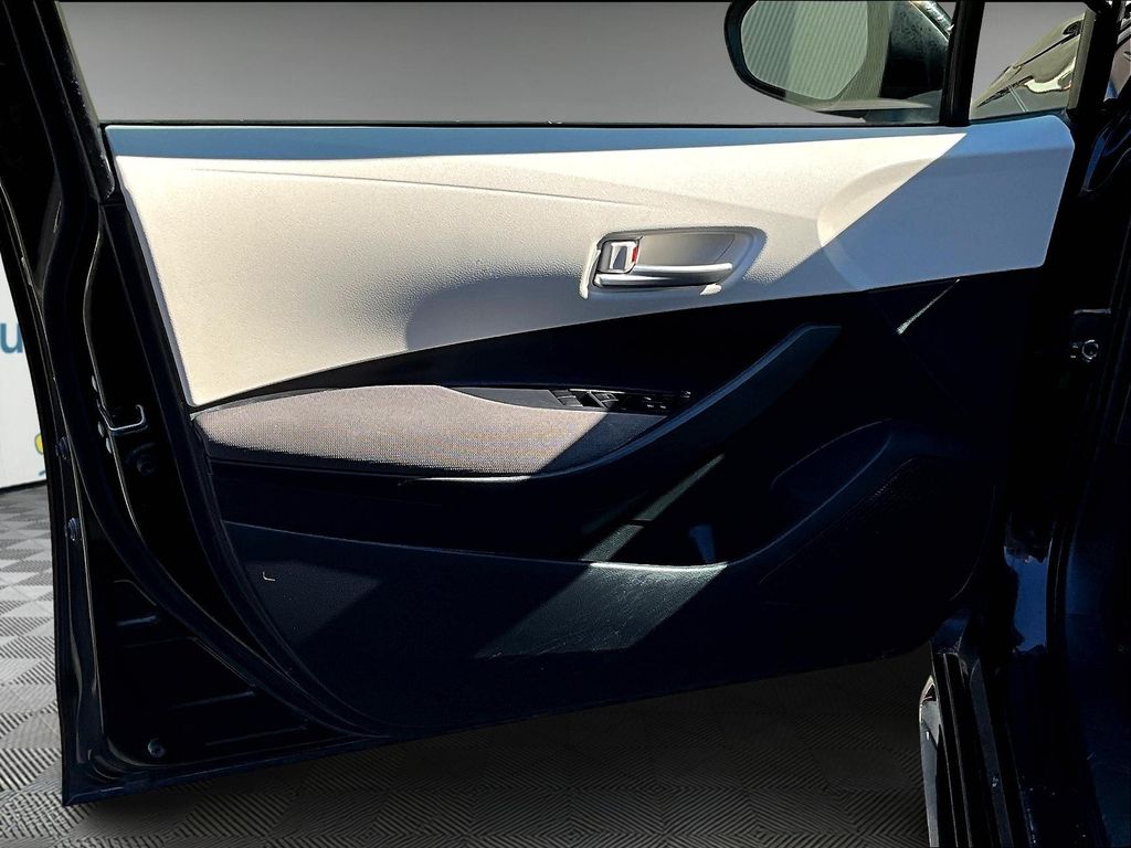 2021 Toyota Corolla LE photo 10