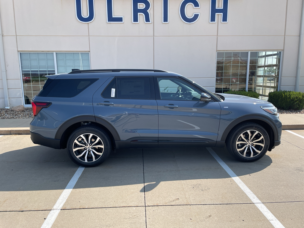 2025 Ford Explorer ST-Line photo 9