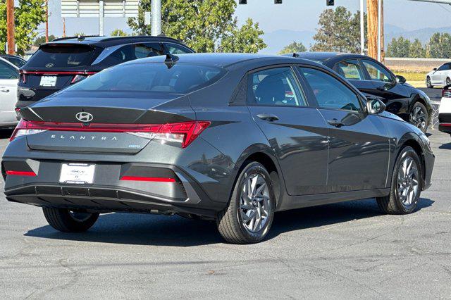 2025 Hyundai Elantra Blue SEL Sport photo 4