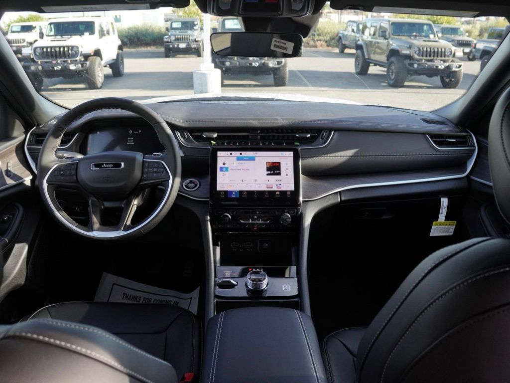 New 2025 Bright White Clear-Coat Exterior Paint Jeep Limited Black Appearance Edition image 28