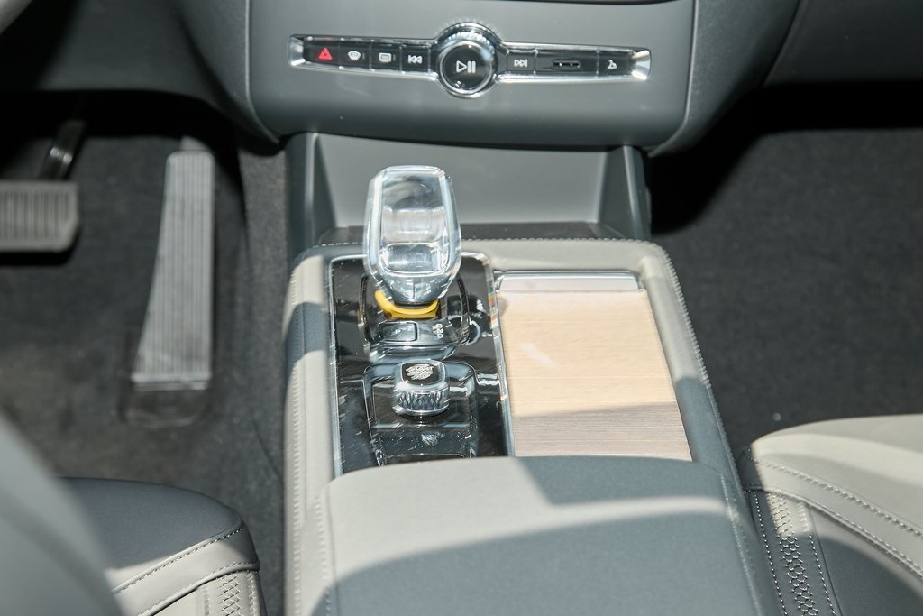 2025 VOLVO XC90 - Image 26
