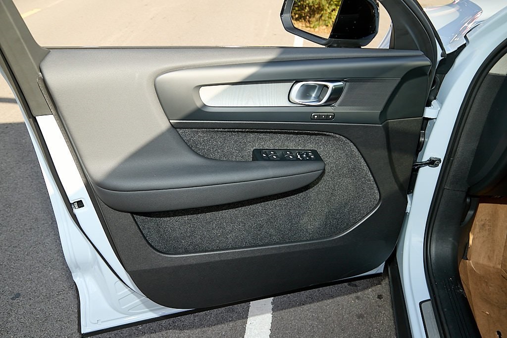 2026 VOLVO XC40 - Image 9