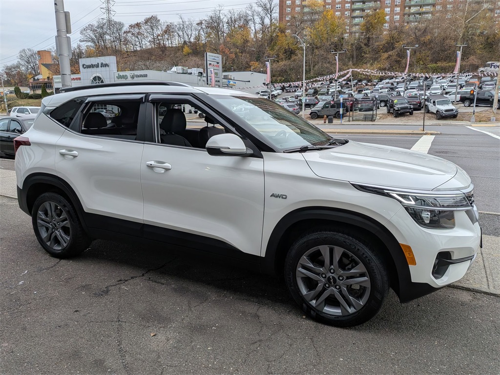 2023 Kia Seltos S photo 3