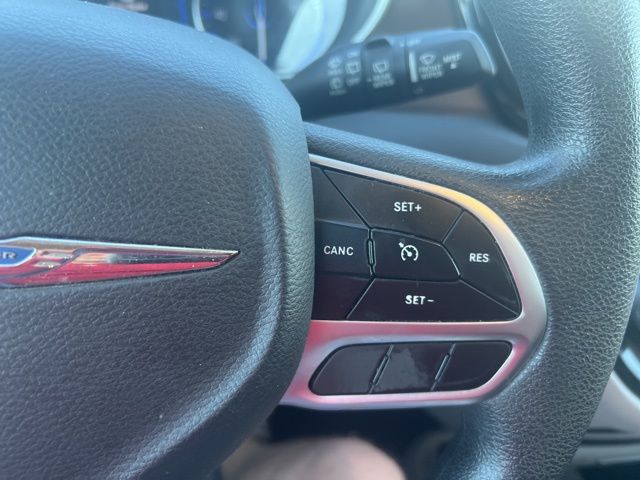 2018 Chrysler Pacifica Touring photo 12