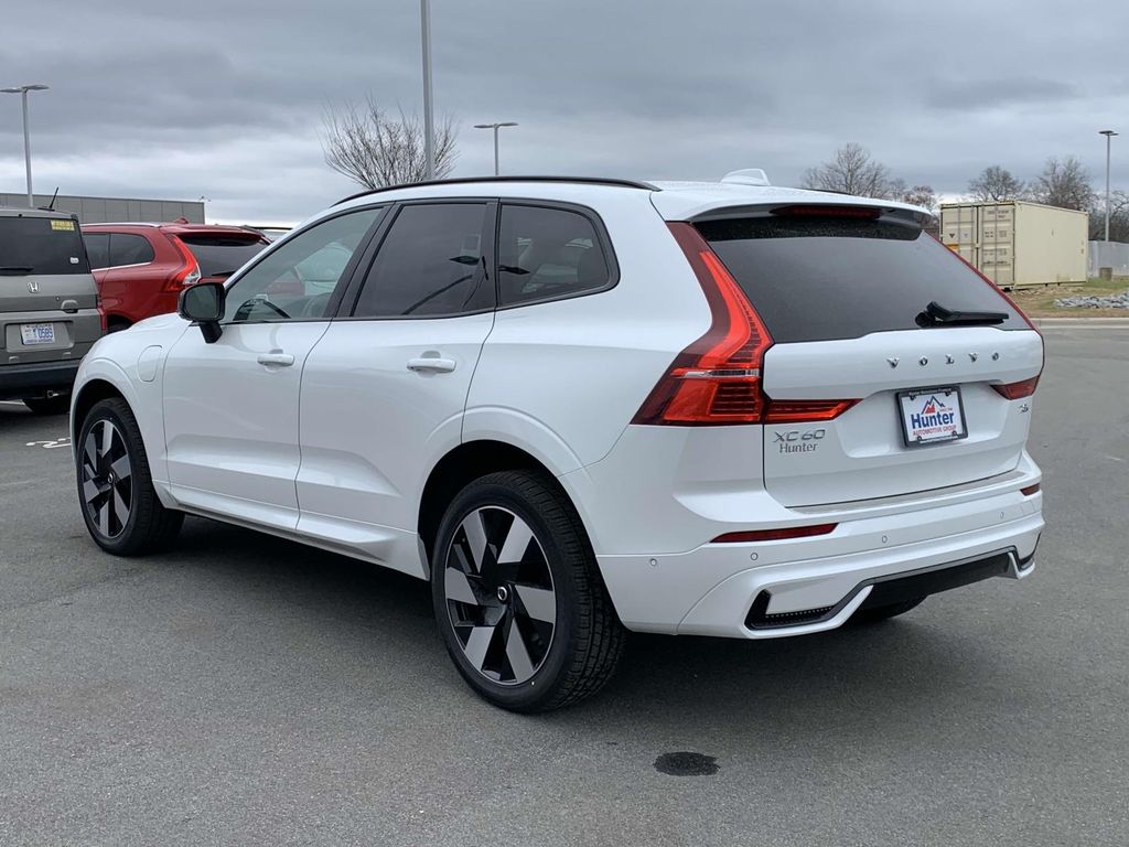 2025 Volvo XC60 T8 Plus photo 8