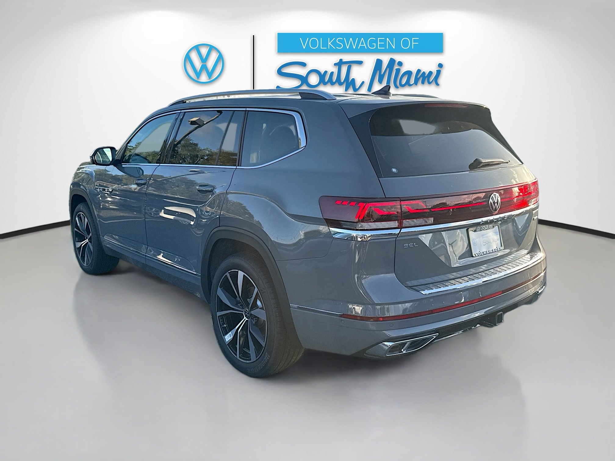 2026 Volkswagen Atlas SEL Premium R-Line photo 2