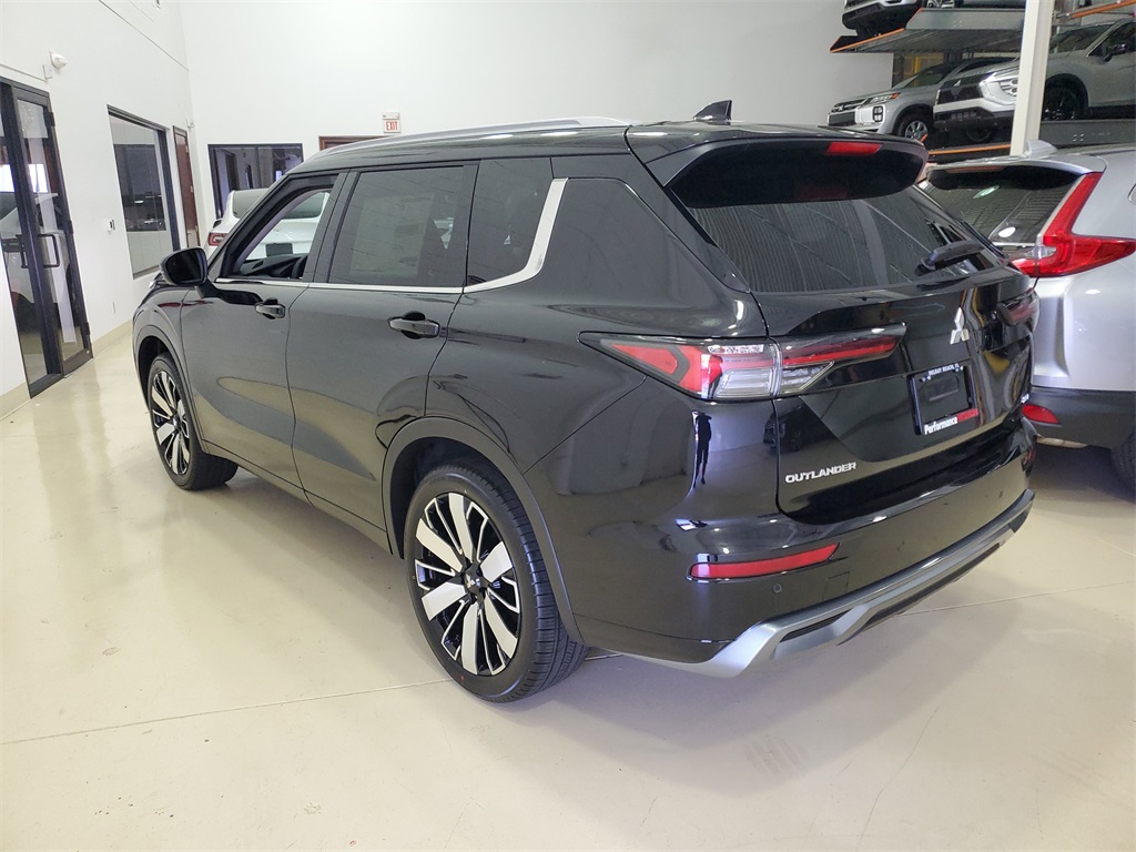 2025 Mitsubishi Outlander SEL photo 3