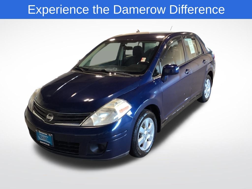 2010 Nissan Versa SL's photo