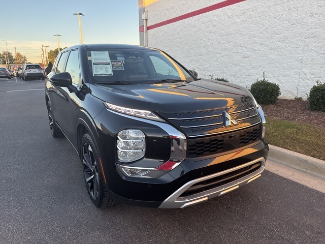 2024 Mitsubishi Outlander SE's photo