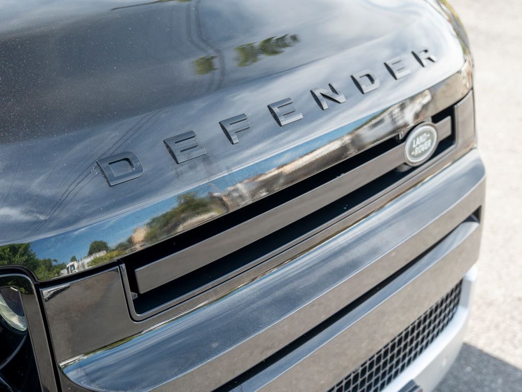2024 Land Rover Defender 110 S photo 12