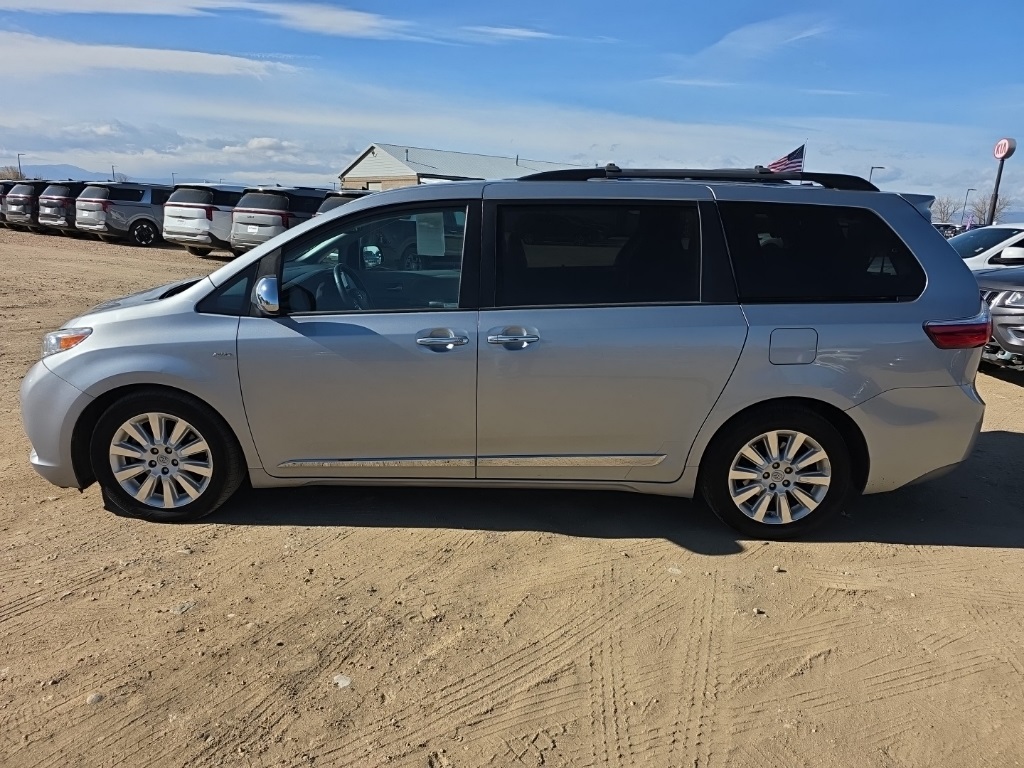 2016 Toyota Sienna XLE Premium photo 2