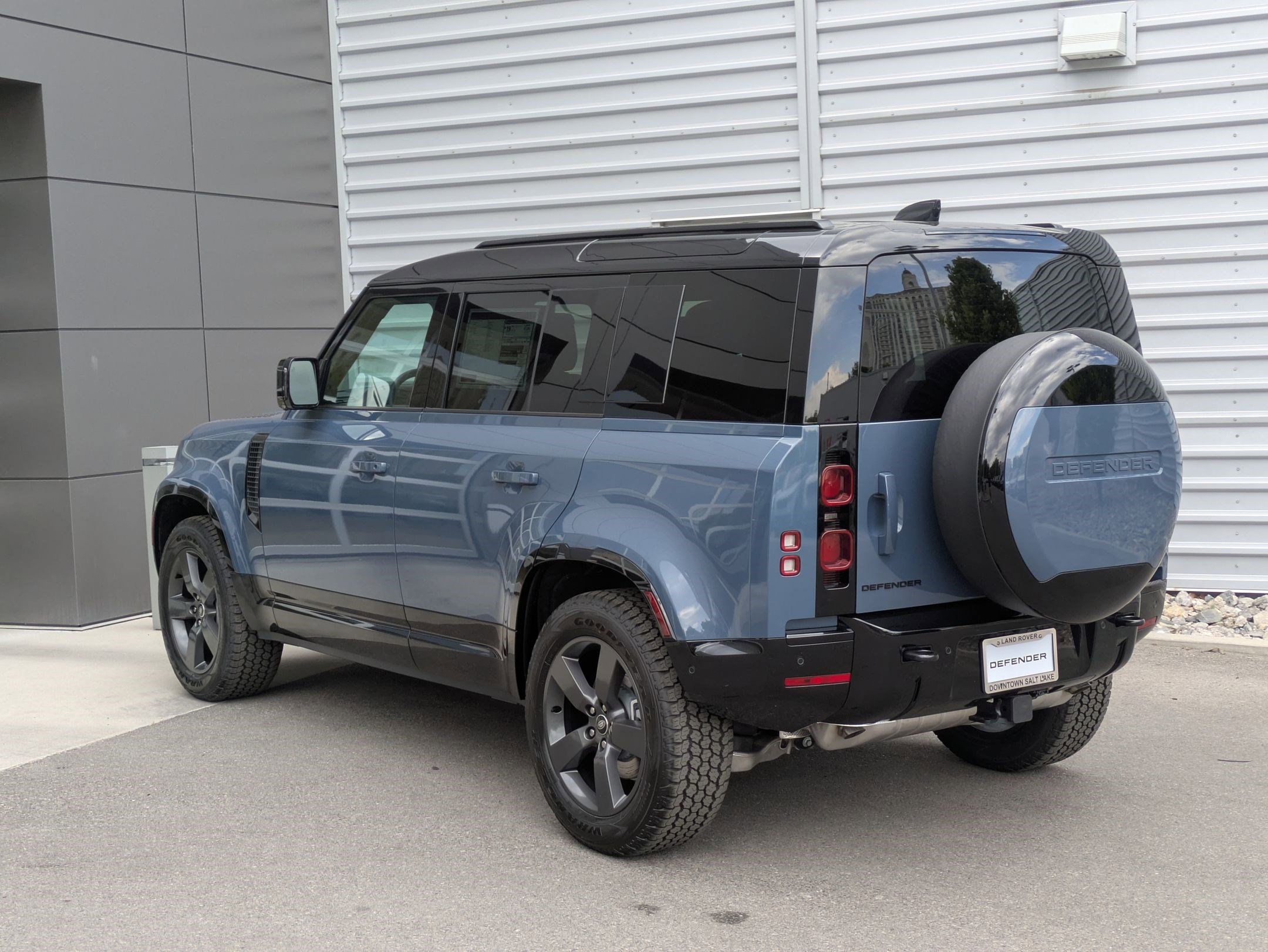 2025 Land Rover Defender 110 X-Dynamic SE photo 3