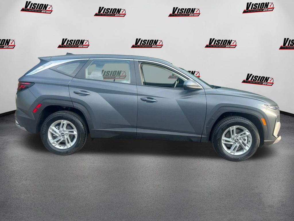 2025 Hyundai Tucson SE photo 4