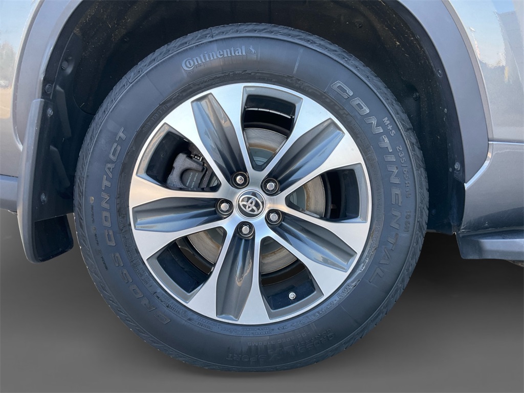 2021 Toyota Highlander XLE photo 3