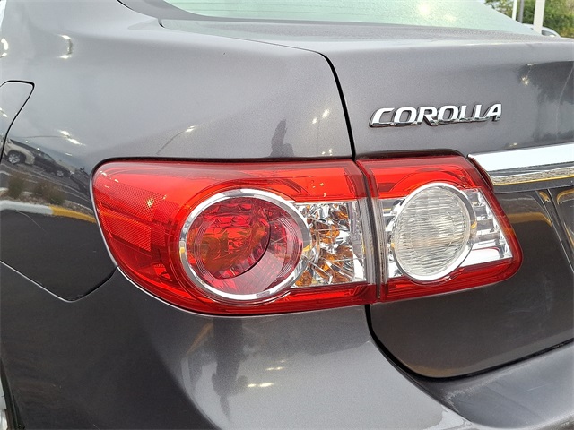 2011 Toyota Corolla LE photo 16