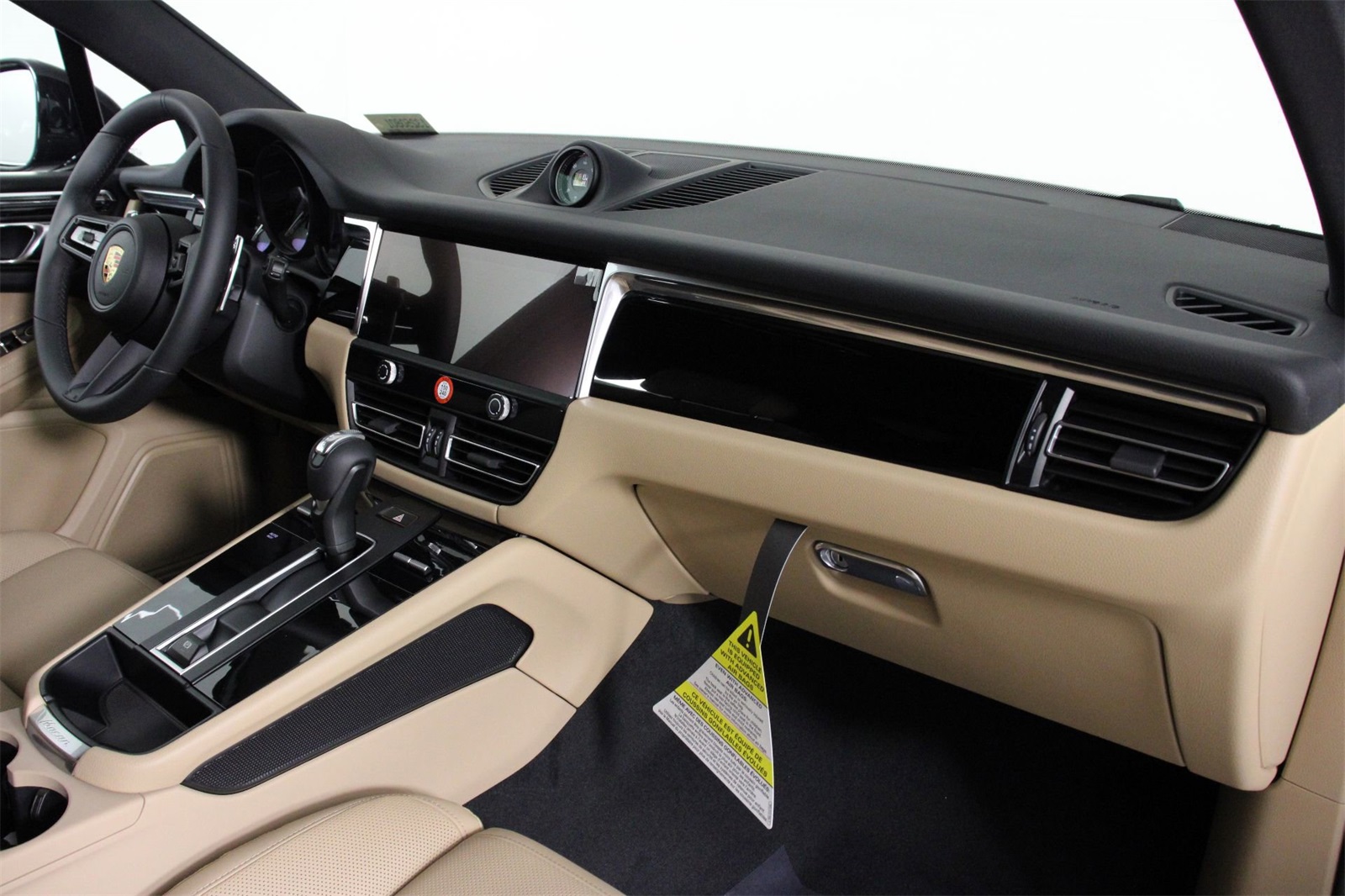 2025 Porsche Macan T photo 15