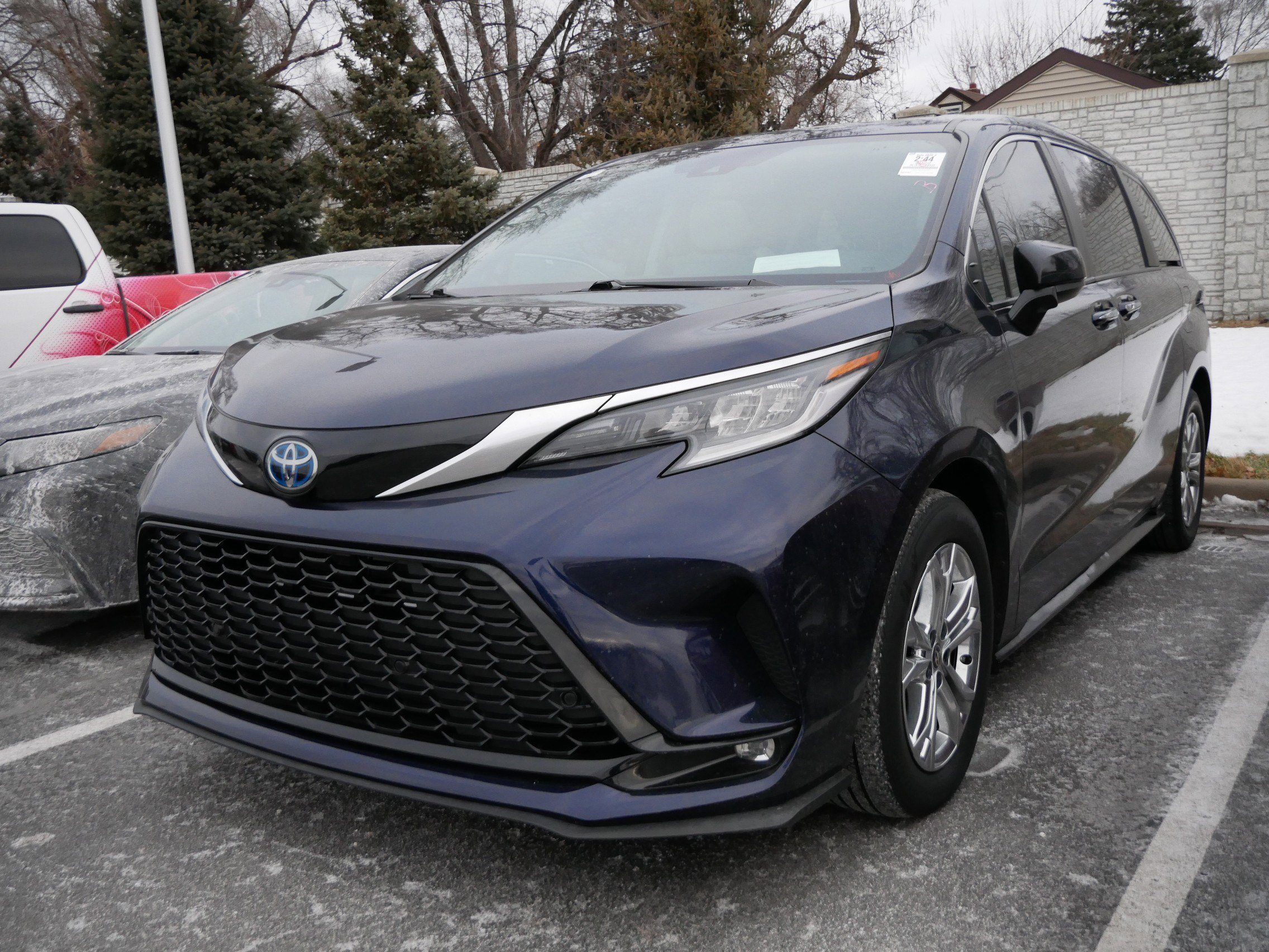 Certified 2022 Toyota Sienna XSE with VIN 5TDDSKFC3NS064563 for sale in Brooklyn Center, Minnesota