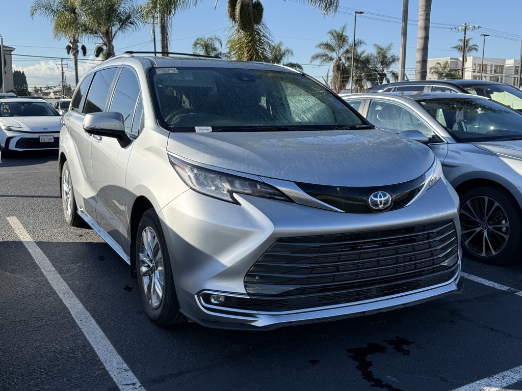 2023 Toyota Sienna Limited's photo