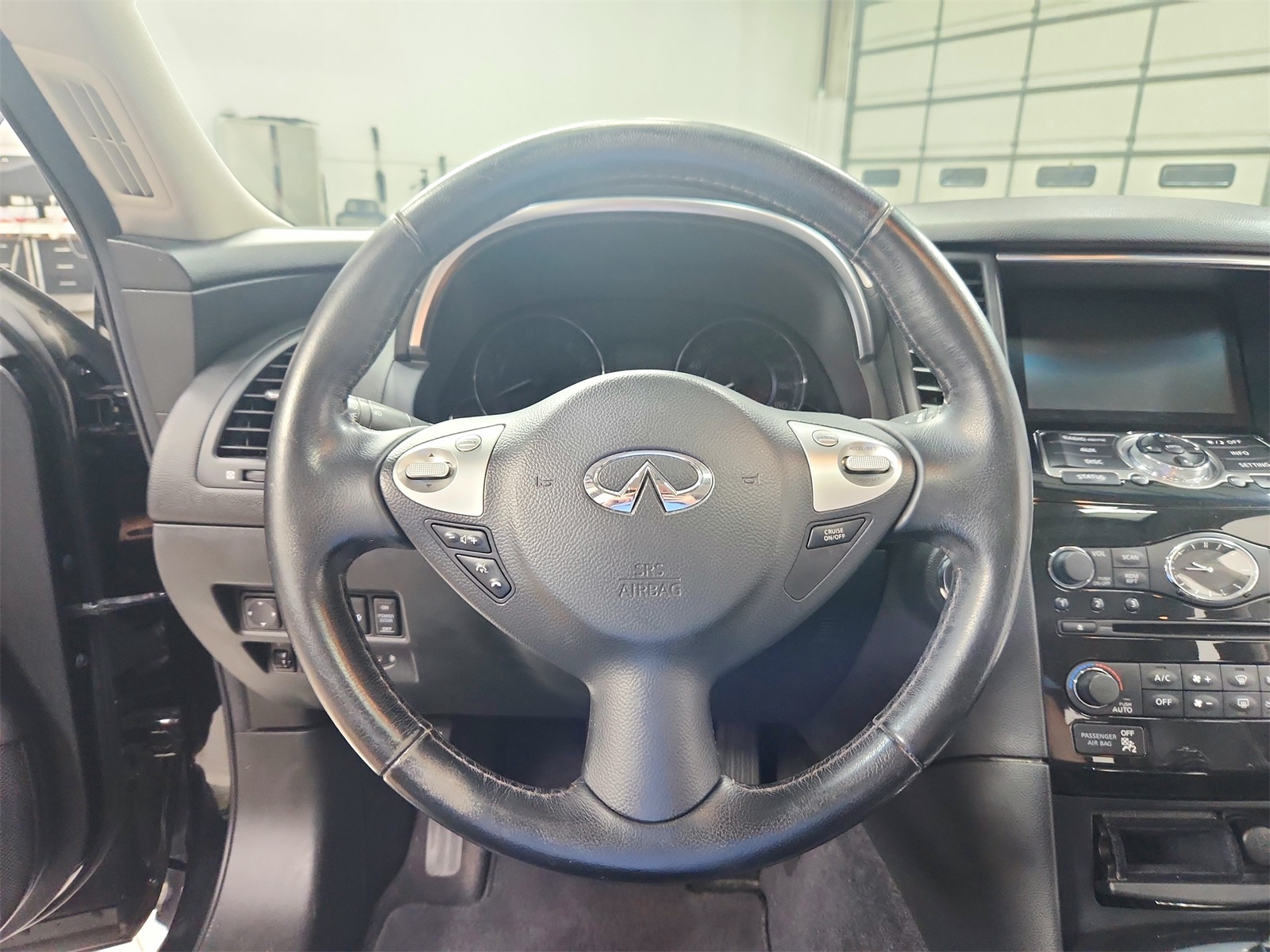 2017 Infiniti QX70 Base photo 21