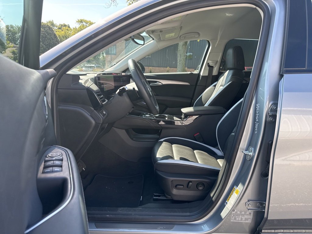 2025 Buick Envision Sport Touring photo 9