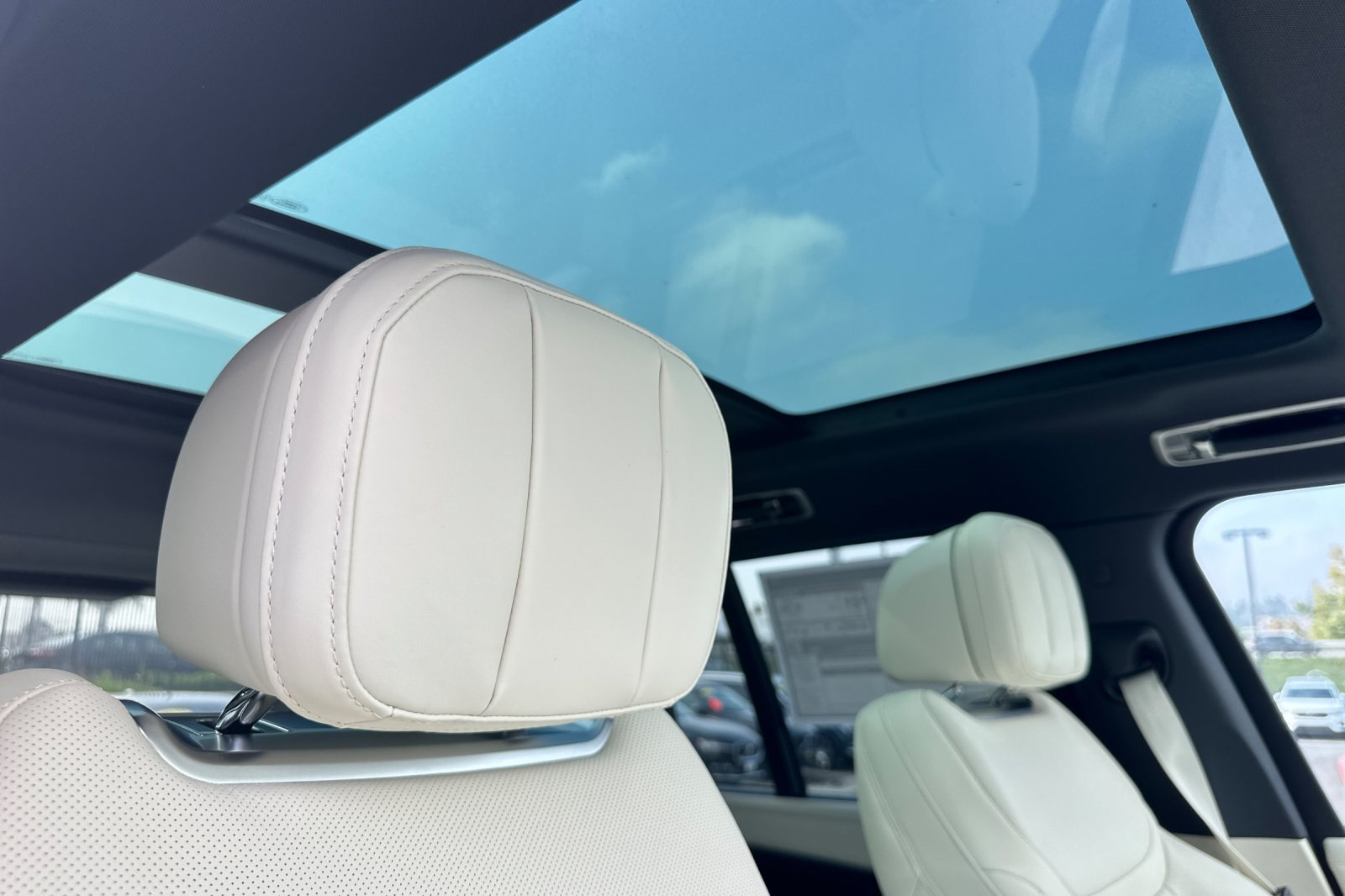 2025 Land Rover Range Rover SE photo 18