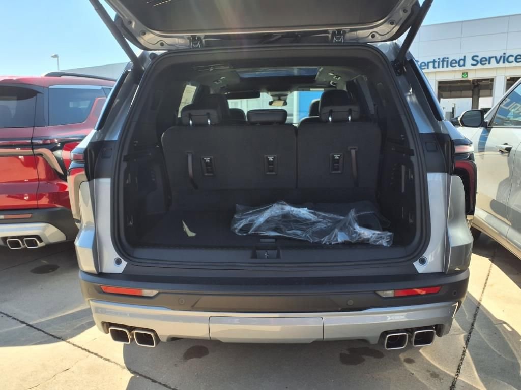 2025 Chevrolet Traverse photo 3