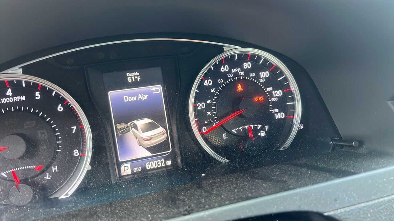 2016 Toyota Camry SE photo 2