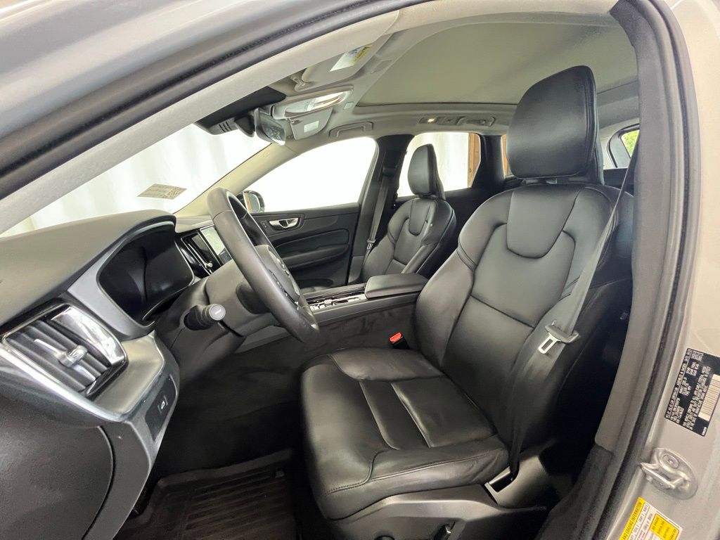 2024 Volvo XC60 B5 Core photo 8