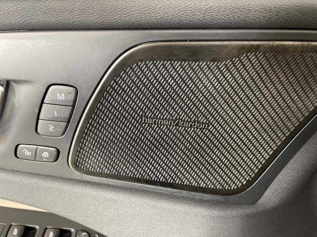 2026 Volvo XC60 Plus photo 16
