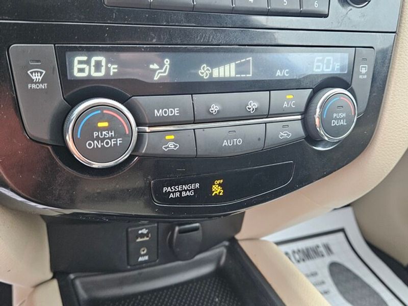 2016 Nissan Rogue SV photo 18