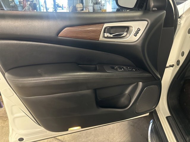 2019 Nissan Pathfinder Platinum photo 9