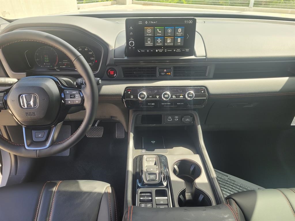 2025 Honda Pilot TrailSport photo 8