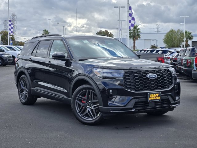 2025 Ford Explorer ST-LINE's photo