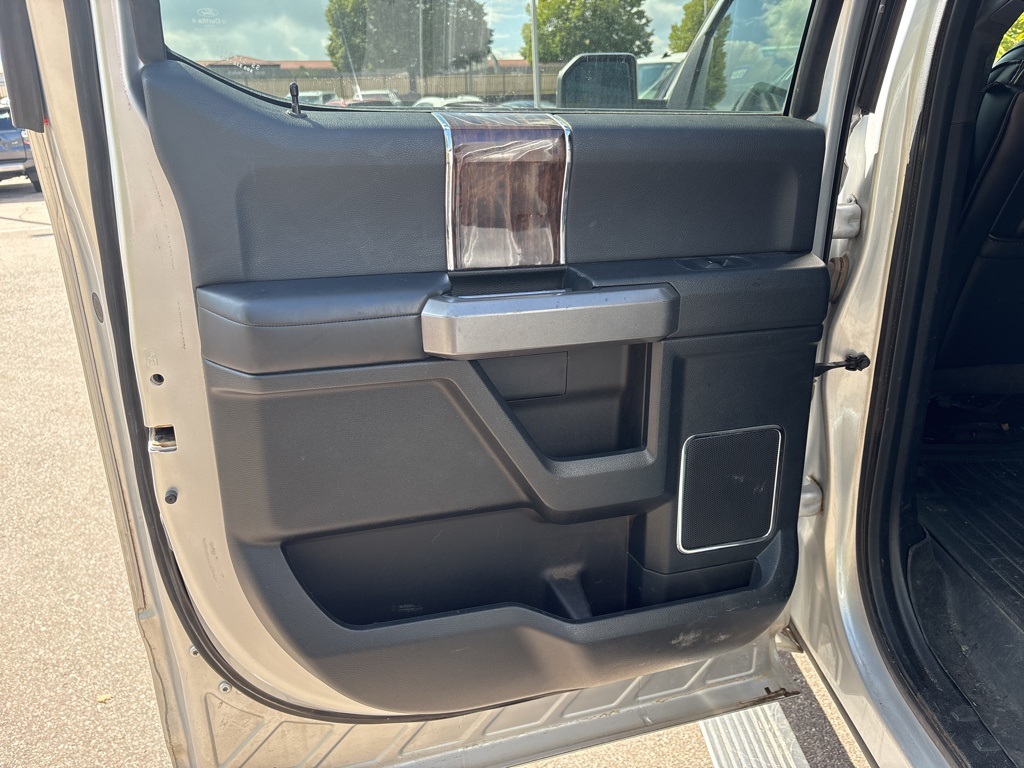2016 Ford F-150 Platinum photo 14