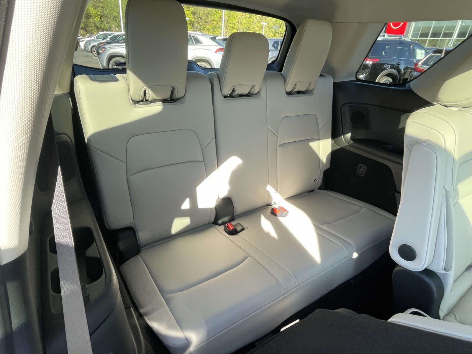 2025 Nissan Pathfinder SL photo 18