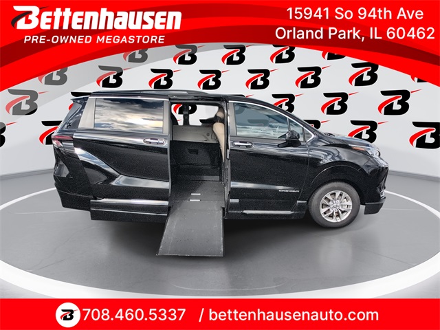 2024 Toyota Sienna XLE's photo