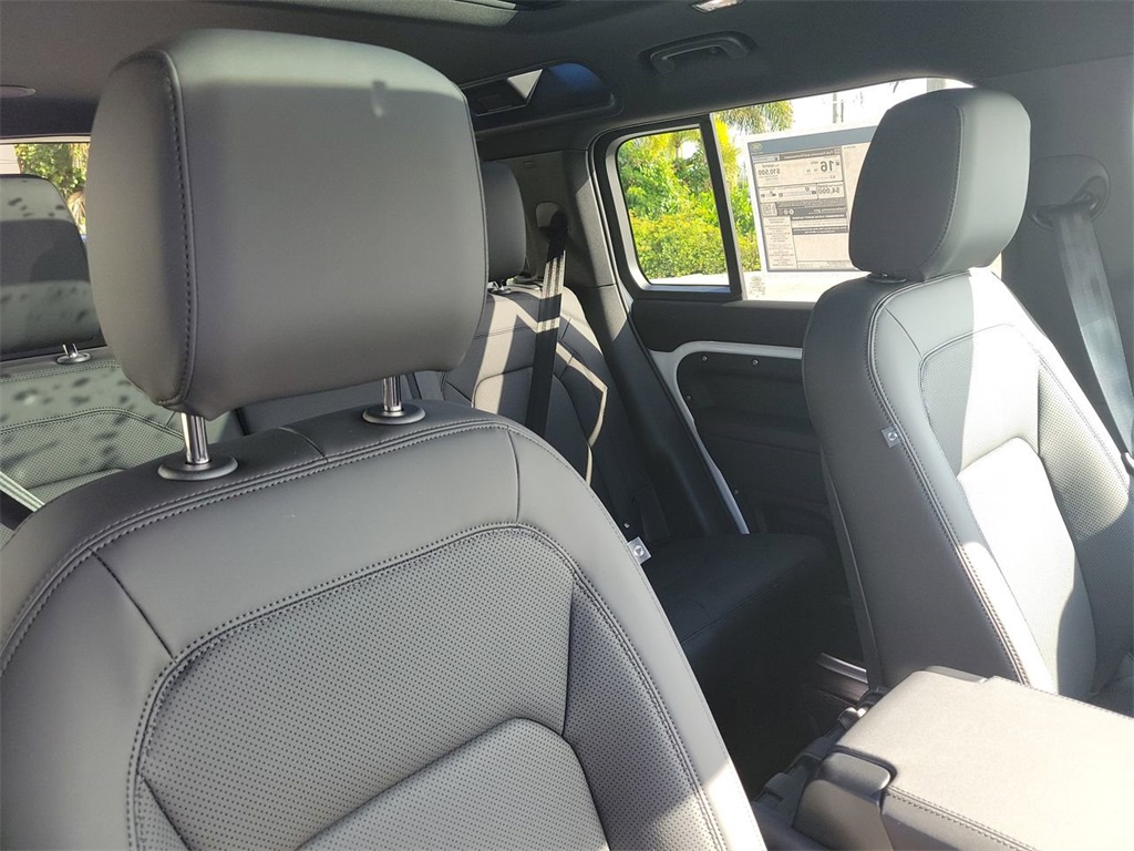 2025 Land Rover Defender 110 X-Dynamic SE photo 15