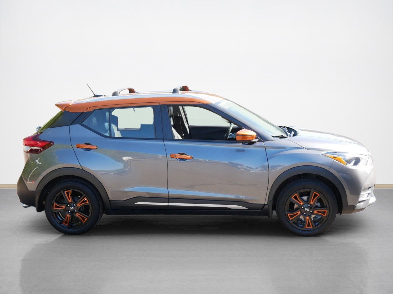 Used 2019 Nissan Kicks SR with VIN 3N1CP5CUXKL499368 for sale in Maplewood, Minnesota